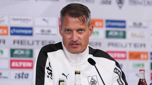 Borussia Mönchengladbachs Trainer Alexander Blessin auf der Pressekonferenz