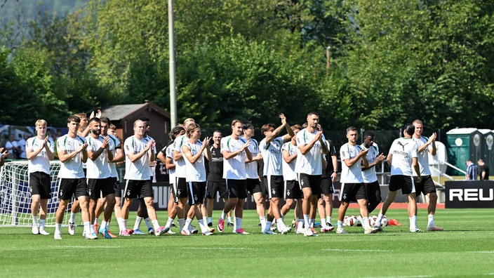 Die Mannschaft von Borussia Mönchengladbach applaudiert in Richtung der mitgereisten Fans im Trainingslager