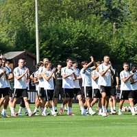 Die Mannschaft von Borussia Mönchengladbach applaudiert in Richtung der mitgereisten Fans im Trainingslager