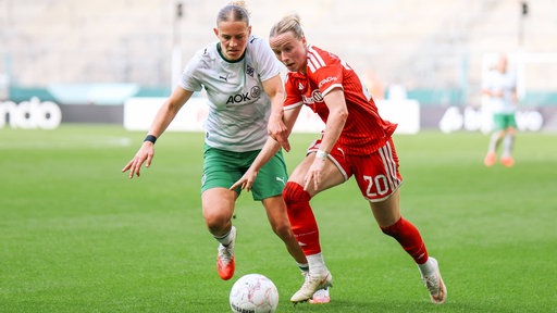 Marlene Deyß (l.) von Borussia Mönchengladbach im Duell mit Franziska Kett vom FC Bayern München.