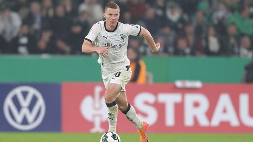 Nico Elvedi im Trikot von Borussia Mönchengladbach (Archivbild).