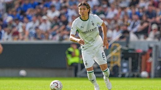 Borussia Mönchengladbach: Ko Itakura beim Pokalspiel in Mainz