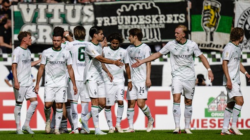Borussia Mönchengladbach: Gladbacher Spieler mit Kevin Diks beim Pokalspiel in Mainz.