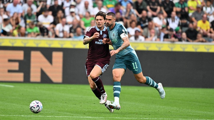 Mönchengladbachs Tim Kleindienst im Zweikampf mit Aston Villas Victor Lindelöf