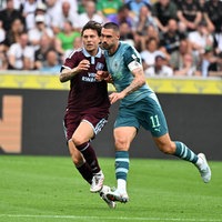 Mönchengladbachs Tim Kleindienst im Zweikampf mit Aston Villas Victor Lindelöf