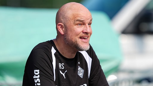 Rouven Schröder, Gladbachs Sportdirektor, im Trainingslager