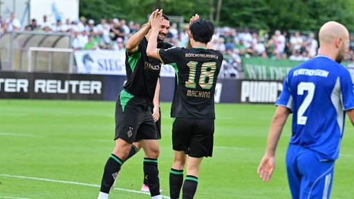 Tim Kleindienst (l.) und Shuto Machino (M.) bejubeln einen Treffer für Borussia Mönchengladbach im Test gegen den FC Rottach-Egern.