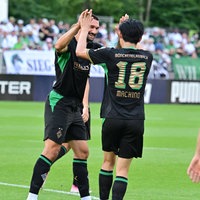 Tim Kleindienst (l.) und Shuto Machino (M.) bejubeln einen Treffer für Borussia Mönchengladbach im Test gegen den FC Rottach-Egern.