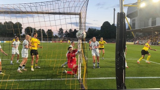 Alexandra Popp (rechts im Bild) traf bei ihrem Debüt in der Regionalliga West gleich doppelt.