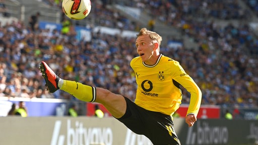 Dortmunds Maximilian Beier mit einer spektakulären Ballannahme