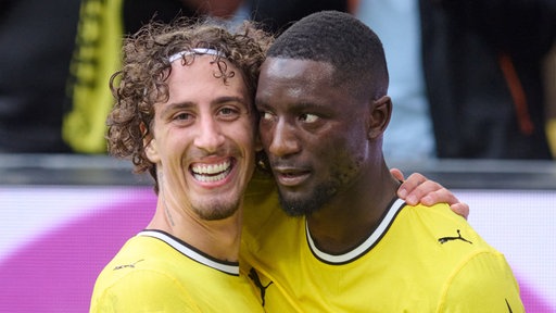 Dortmunds Fabio Silva (l.) und Serhou Guirassy jubeln nach einem vermeintlichen Tor