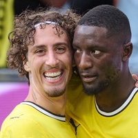 Dortmunds Fabio Silva (l.) und Serhou Guirassy jubeln nach einem vermeintlichen Tor