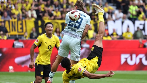 Dortmunds Felix Nmecha schießt ein Tor per Fallrückzieher