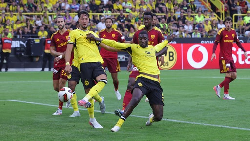 Angreifer Serhou Guirassy (vorne) von Borussia Dortmund im Testspiel gegen die AS Rom.