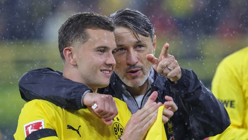 Dortmunds Konstantinos Karetsas und BVB-Trainer Niko Kovac nach dem gewonnenen Spiel gegen den HSV