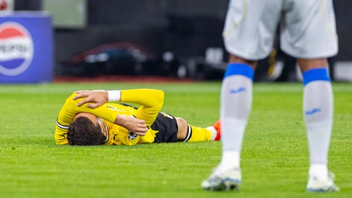 Konstantinos Karetsas liegt im Spiel gegen Villareal verletzt am Boden.