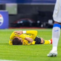 Konstantinos Karetsas liegt im Spiel gegen Villareal verletzt am Boden.