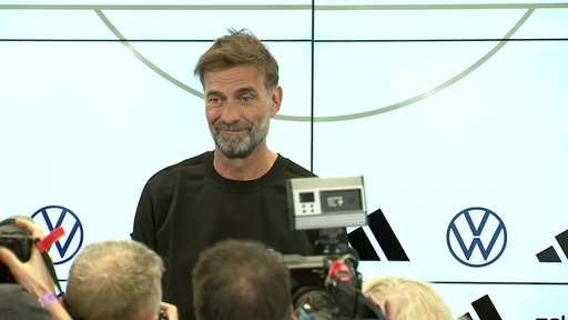 Jürge Klopp während einer Pressekonferenz, vor ihm Kameras