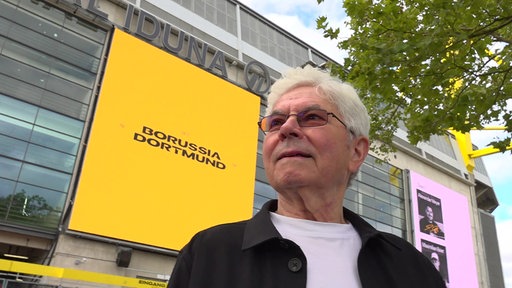 Älterer Mann vor Stadion