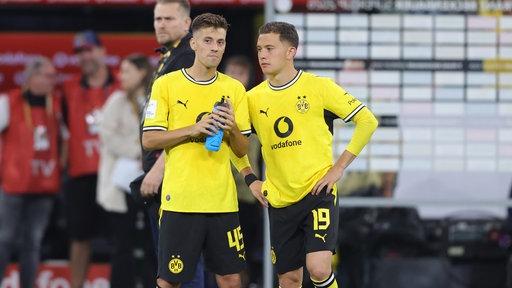 Dortmunds Giannis Konstantelias (l.) und  Konstantinos Karetsas sind enttäuscht nach dem verlorenen Supercup gegen die Bayern