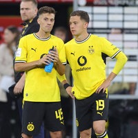 Dortmunds Giannis Konstantelias (l.) und  Konstantinos Karetsas sind enttäuscht nach dem verlorenen Supercup gegen die Bayern