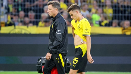  Giannis Konstantelias (BVB) wird verletzungsbedingt ausgewechselt