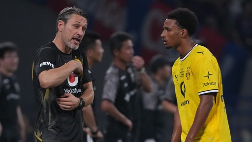 BVB-Trainer Niko Kovac (l.) spricht mit Spieler Miguel Adje