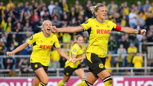 Alexandra Popp jubelt im BVB-Trikot