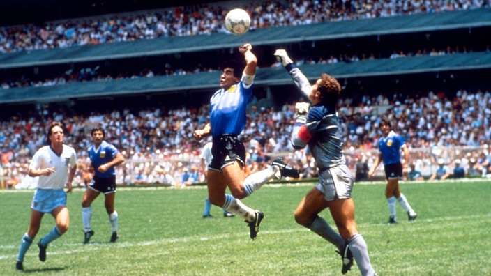 Argentiniens Diego Maradona erzielt am 22. Juni 1986 in Mexiko-City mit 'Hilfe der Hand Gottes' gegen Englands Torwart Peter Shilton das 1:0 für Argentinien im Viertelfinale der Fußball-Weltmeisterschaft 1986 in Mexiko.