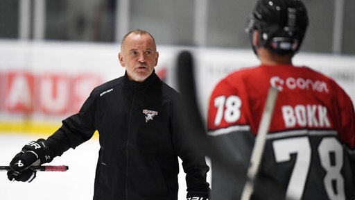 Thomas Berglund (links), Trainer der Kölner Haie, im Gespräch mit Dominik Bokk.