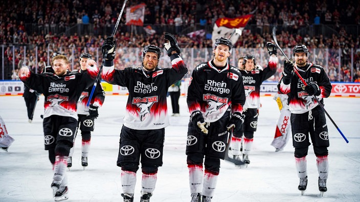 Die Kölner Haie jubeln vor ihren Fans