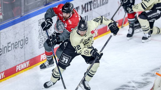 Madison Bowey (r.) im Zweikampf gegen Daniel Fischbuch (l.)