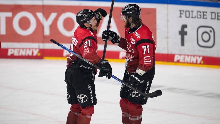 Juhani Tyrväinen und Ryan Macinnis jubeln