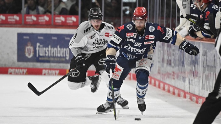  Robin van Calster vom KEC im Duell mit Tyson Spink von Schwenningen