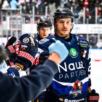 Jubel bei Christian Thomas (vorne) und den Iserlohn Roosters im Spiel gegen den ERC Ingolstadt.