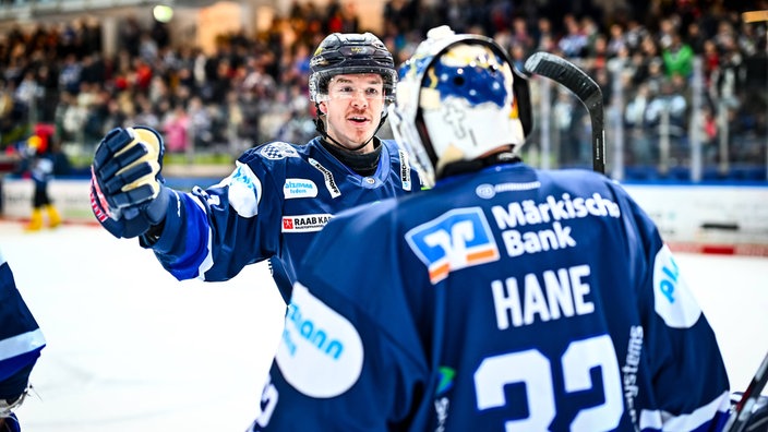 Tyler Boland von den Iserlohn Roosters jubelt mit Torhüter Hendrik Hane.