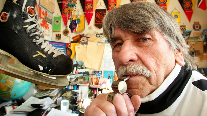 Josef Kompalla in seinem "Arbeitszimmer" im Jahr 2011, das mehr einem Museum ähnelt.