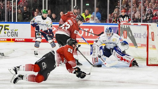 Gregor MacLeod versucht im Fallen Torwart Jack LaFontaine zu überwinden