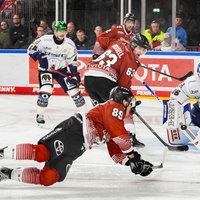 Gregor MacLeod versucht im Fallen Torwart Jack LaFontaine zu überwinden