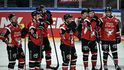 Enttäuschung bei den Spielern der Kölner Haie nach dem Ausscheiden im Playoff-Halbfinale