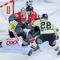Haie-Goalie Janne Juvonen (l.) und Veli-Matti Vittasmäki gegen Ross Mauermann von den Grizzlys Wolfsburg.