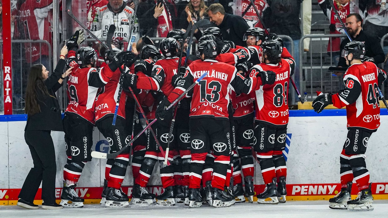 Großer Jubel bei den Kölner Haien nach dem Spiel gegen die Eisbären Berlin.