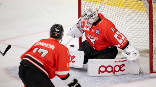 Janne Juvonen im Tor der Kölner Haie.
