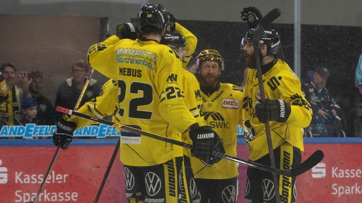 Oliver Mebus bejubelt seinen Treffer