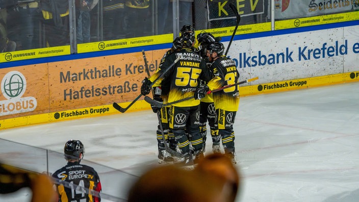 Jubel bei den Spielern der Krefeld Pinguine.