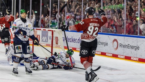 Kölns Marcel Noebels jubelt nach seinem Tor 