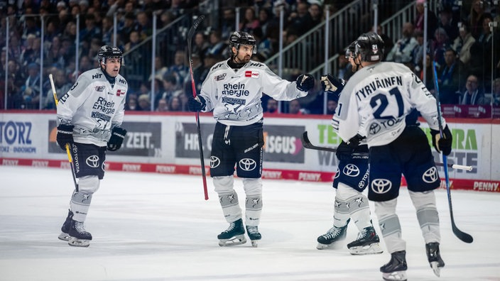 Die Spieler der Kölner Haie freuen sich über ihren Treffer gegen Schwenningen