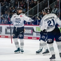 Die Spieler der Kölner Haie freuen sich über ihren Treffer gegen Schwenningen