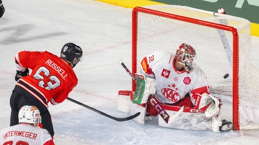 Kölns Patrick Russell trifft gegen Klagenfurt zum 2:1.