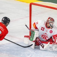 Kölns Patrick Russell trifft gegen Klagenfurt zum 2:1.
